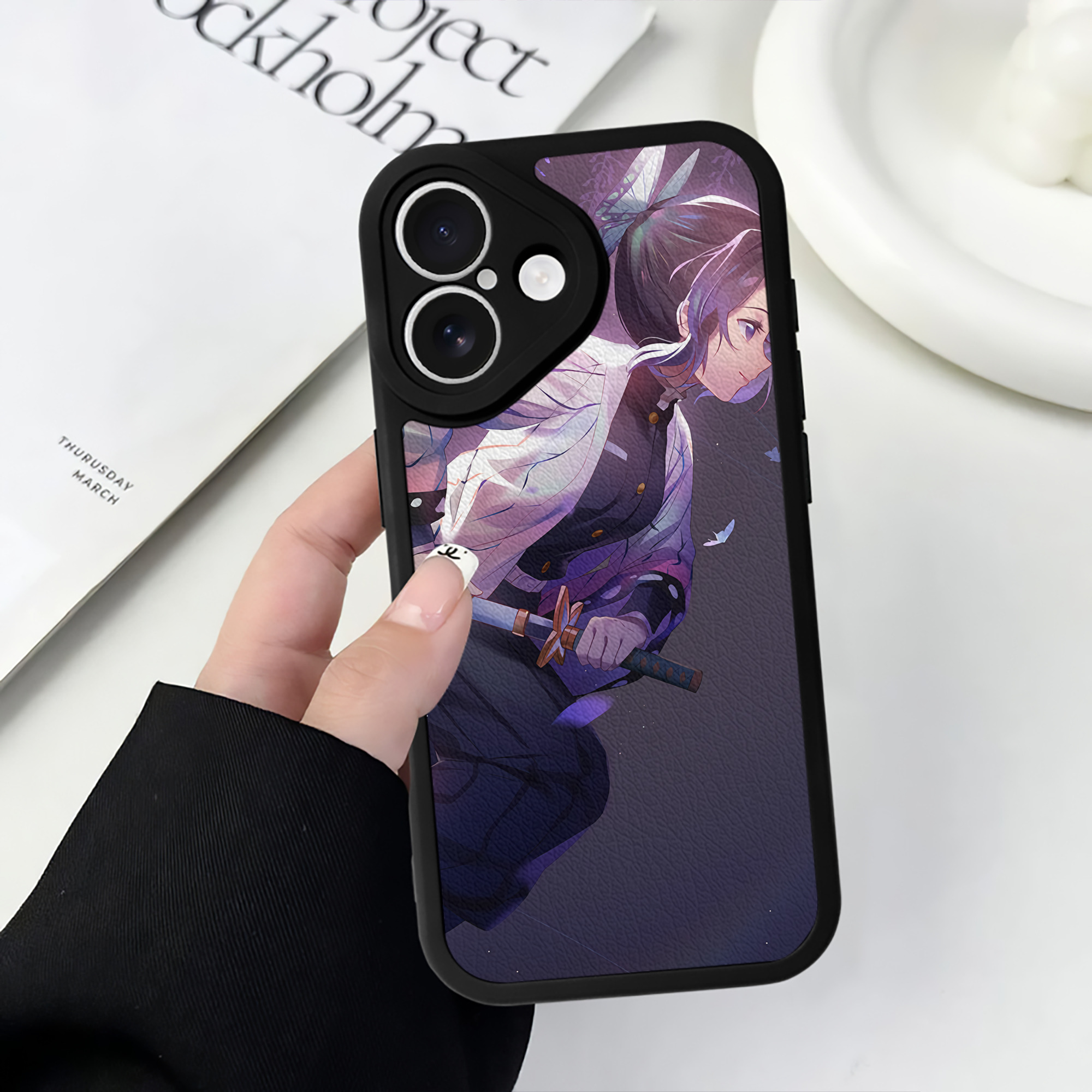 （画像用） 鬼滅の刃（きめつのやいば）蟲柱-胡蝶 しのぶ／こちょう しのぶ Kochou Shinobu 【iPhone 16シリーズ対応】シリコンスマホケース（レザー調） 材質：シリコン